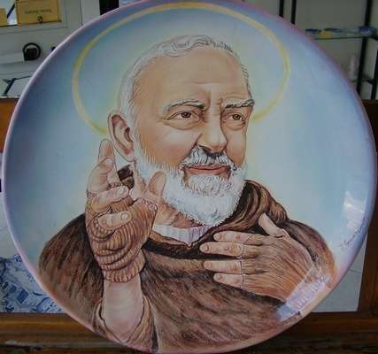 Ceramiche d-Arte di Albisola - Piatto in maiolica raffigurante Padre Pio. 